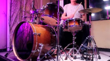 Stüdyoda davulcu var. Davula yapılan saldırı. Müzisyen davul çalar. Statik video kaydı