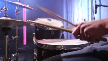 Stüdyoda davulcu var. Davul setinin arkasındaki müzisyen. Statik video kaydı.