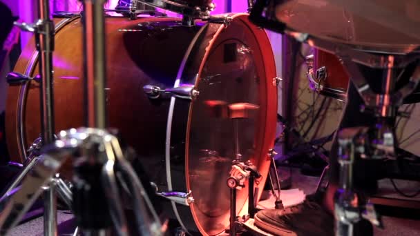 一个鼓手正在演播室里打鼓 弹奏踢鼓踏板 鼓包后面的音乐家静态录像记录 — 图库视频影像