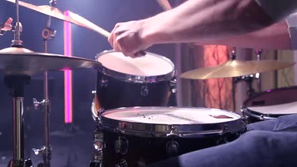 一个鼓手正在演播室里打鼓 鼓包后面的音乐家静态录像记录 — 图库视频影像