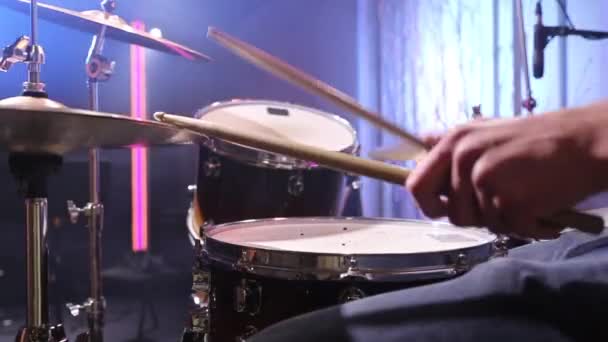 Baterista Está Tocando Batería Estudio Músico Detrás Del Kit Batería — Vídeo de stock