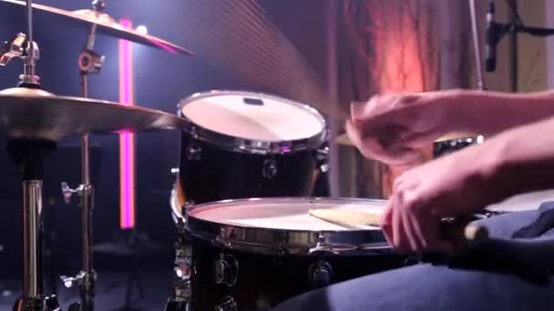 Ein Schlagzeuger Trommelt Studio Der Musiker Hinter Dem Schlagzeug Statische — Stockvideo