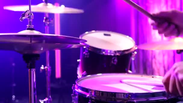 Perkusista Gra Studio Muzyk Stojący Zestawem Perkusyjnym Statyczny Zapis Wideo — Wideo stockowe