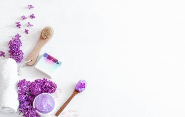 Açık ahşap arka planda leylak çiçekli vücut bakımı için kaplıca kompozisyonu. Güzellik ve vücut bakımı. Spa konsepti.