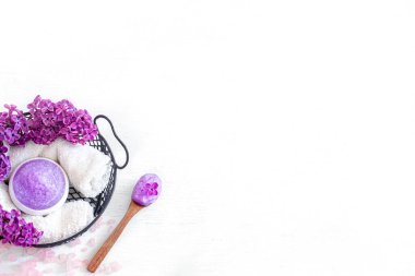 Açık ahşap arka planda leylak çiçekli vücut bakımı için kaplıca kompozisyonu. Güzellik ve vücut bakımı. Spa konsepti.