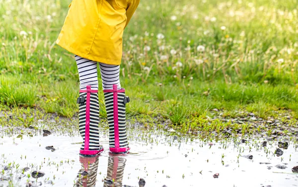 Een Kind Met Rubberen Laarzen Springt Een Plas Sluit Maar — Stockfoto