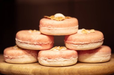 Organik el yapımı kozmetik ürünü bir vitrin. Vücut bakımı ve kaplıca tedavisi kavramı.