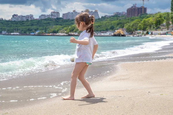 Una Niña Linda Corre Día Soleado Playa Junto Mar Recreación — Foto de Stock