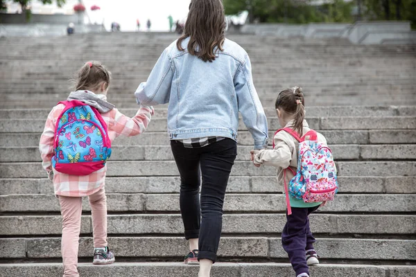 Rodzic Uczeń Szkoły Podstawowej Idą Parze Mama Dwóch Dziewczyn Plecakiem — Zdjęcie stockowe