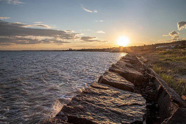 Bellissimo Mare Tramonto Vicino Alla Riva Rocciosa Composizione Della Natura — Foto Stock