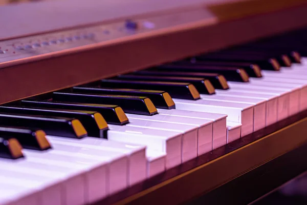 Güzel Renkli Bir Arka Planda Piyano Tuşları Kapat — Stok fotoğraf