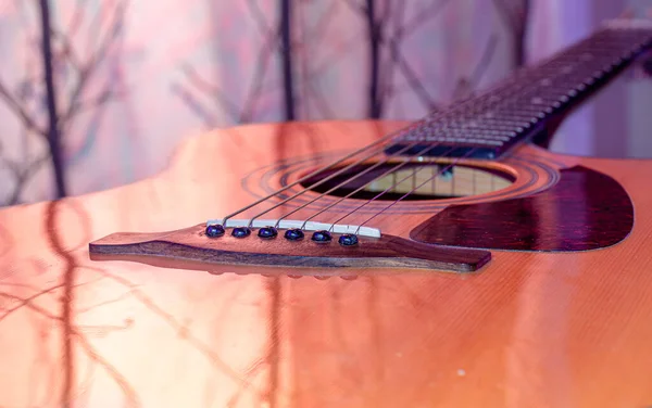 Guitarra Acústica Belo Fundo Colorido Conceito Instrumentos Cordas Fechar — Fotografia de Stock