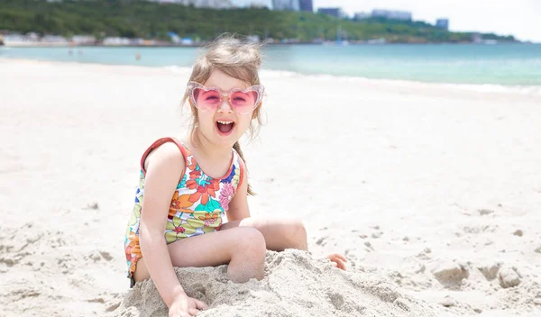 Una Niña Linda Con Gafas Está Jugando Arena Playa Junto — Foto de Stock