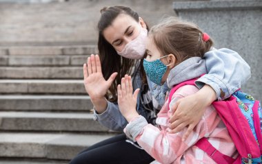 Okula dönelim. Coronavirus salgını olan çocuklar okula maskeli giderler. Annemle arkadaşça ilişkiler..