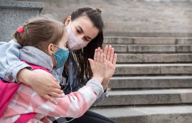 Okula dönelim. Coronavirus salgını olan çocuklar okula maskeli giderler. Annemle arkadaşça ilişkiler..
