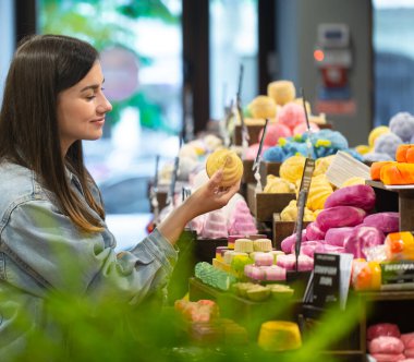El yapımı kozmetik, tuzlu, parlak kokulu banyo bombaları. Vücut bakımı kavramı.