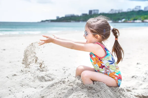 Niña Linda Jugando Arena Playa Junto Mar Entretenimiento Recreación Verano — Foto de Stock