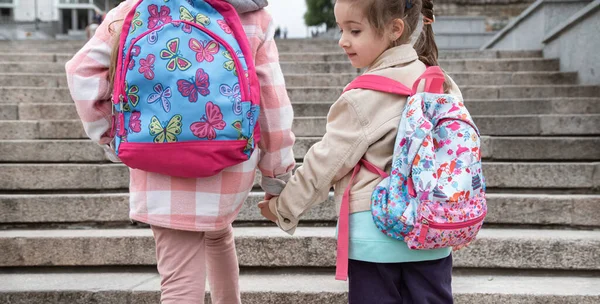 Okula Dönerken Iki Kız Ele Tutuşur Okula Sırtlarında Bir Çantayla — Stok fotoğraf