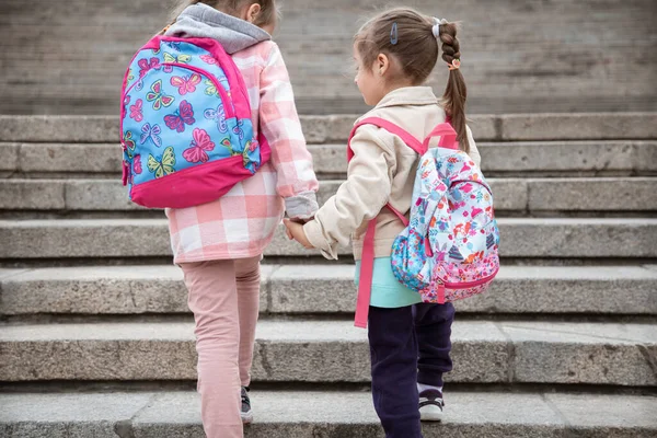 Okula Dönerken Iki Kız Ele Tutuşur Okula Sırtlarında Bir Çantayla — Stok fotoğraf