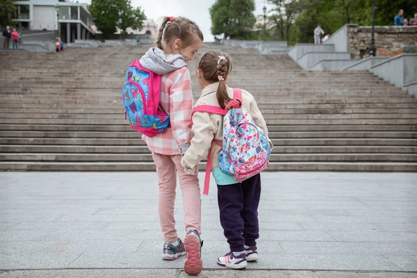 Volta Escola Duas Meninas Dão Mãos Caminham Para Escola Com — Fotografia de Stock