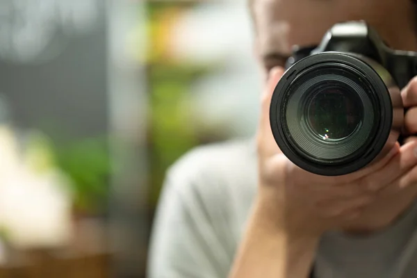 カメラを持った男の鏡の中の反射 クローズアップ — ストック写真