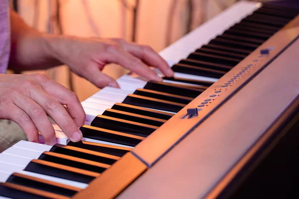 Manliga Händer Tangenterna Till Ett Piano Vacker Färgad Bakgrund Närbild — Stockfoto