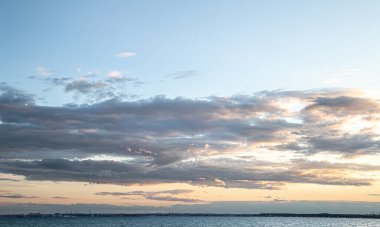 Kayalık sahilde gün batımında güzel bir deniz. Doğa bileşimi