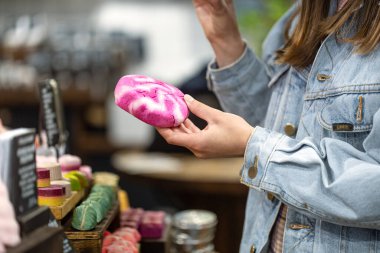 Hijyen ve bakım, kız dükkanda elinde sabunla alışveriş yapıyor..