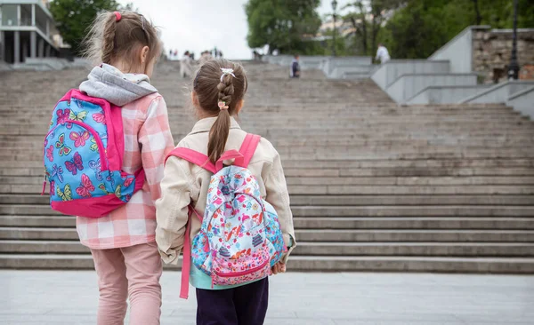 Volta Escola Duas Meninas Dão Mãos Caminham Para Escola Com — Fotografia de Stock