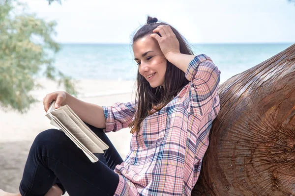 Uma Menina Feliz Livro Uma Árvore Fundo Uma Praia Mar — Fotografia de Stock