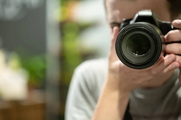 Riflessione Nello Specchio Uomo Con Una Macchina Fotografica Primo Piano — Foto Stock