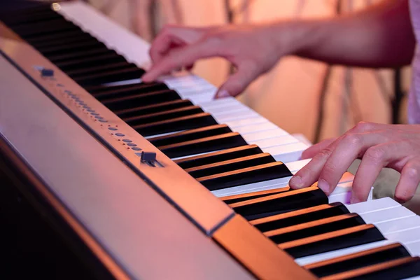 Manos Masculinas Las Teclas Piano Sobre Hermoso Fondo Color Cerca — Foto de Stock