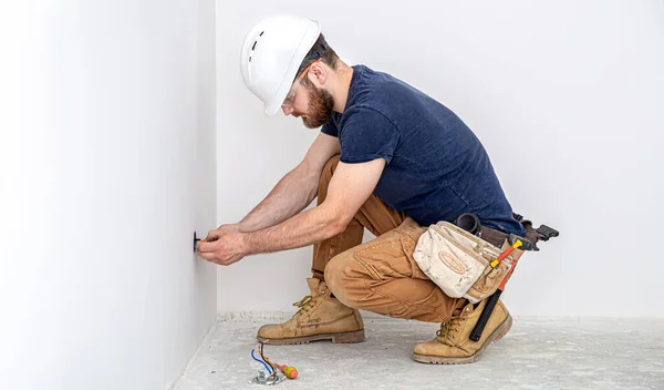 Elettricista Costruttore Lavoro Installazione Prese Interruttori Professionista Tuta Con Attrezzo — Foto Stock