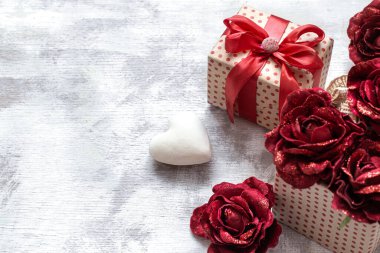 Kutlama geçmişi, hediye kutusu kalbi ve Sevgililer Günü için çiçekler. Kutlama konsepti.