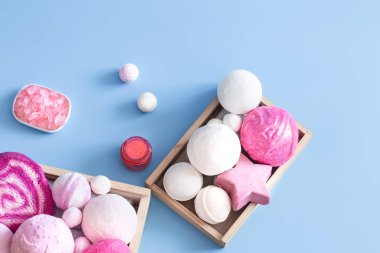 Renkli arka planda vücut bakım malzemeleriyle spa kompozisyonu. Spa ve vücut bakımı konsepti. Düz Yatay.