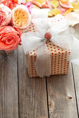 Sevgililer Günü ya da kadınlar günü için hediye kutusu ve taze güller. Tatil kavramı