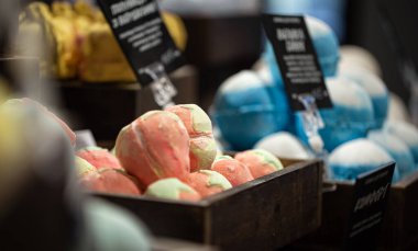 El yapımı kozmetik, tuzlu, parlak kokulu banyo bombaları. Vücut bakımı kavramı.