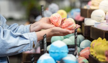 El yapımı kozmetik, tuzlu, parlak kokulu banyo bombaları. Vücut bakımı kavramı.