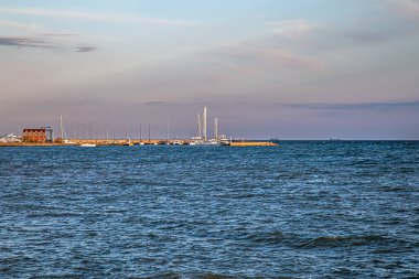 Kayalık sahilde gün batımında güzel bir deniz. Doğa bileşimi