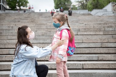 Okula dönelim. Coronavirus salgını olan çocuklar okula maskeli giderler. Annemle arkadaşça ilişkiler..