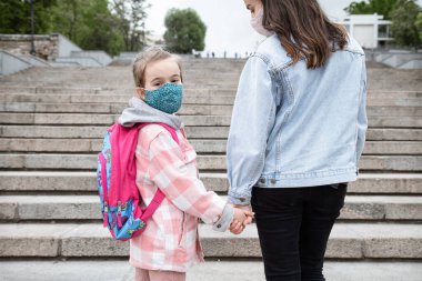 Okula dönelim. Coronavirus salgını olan çocuklar okula maskeli giderler. Annemle arkadaşça ilişkiler..