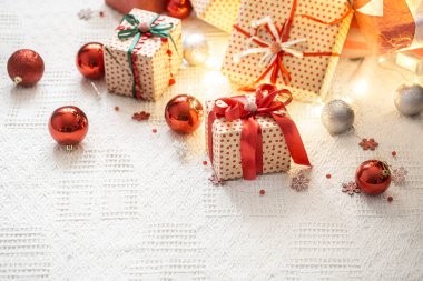 Hediye kutularıyla aydınlık bir arka planda neşeli, rahat bir atmosfer. Noel hediyesi geçmişi. Kutlama konsepti.