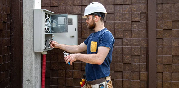 Eletricista Builder Trabalho Examina Conexão Cabo Linha Elétrica Fuselagem Quadro — Fotografia de Stock