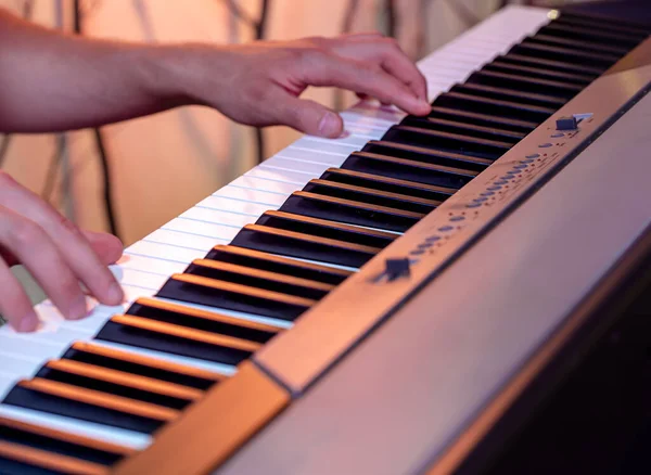 Manliga Händer Tangenterna Till Ett Piano Vacker Färgad Bakgrund Närbild — Stockfoto