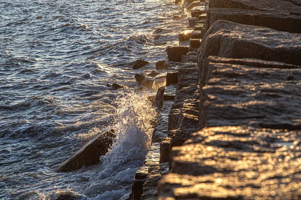 Vackert Hav Vid Solnedgången Nära Den Klippiga Stranden Naturens Sammansättning — Stockfoto