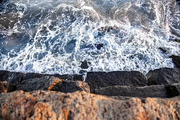 Красивое Море Закате Скалистого Берега Состав Природы — стоковое фото