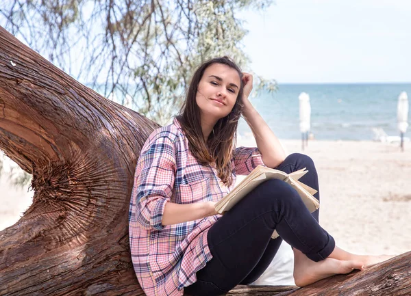 Uma Menina Feliz Livro Uma Árvore Fundo Uma Praia Mar — Fotografia de Stock