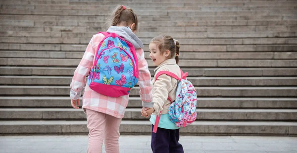 Volta Escola Duas Meninas Dão Mãos Caminham Para Escola Com — Fotografia de Stock