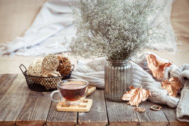 Hayatın sonbahar kompozisyonu çay ile. Sonbahar, arka plan, şükran günü..