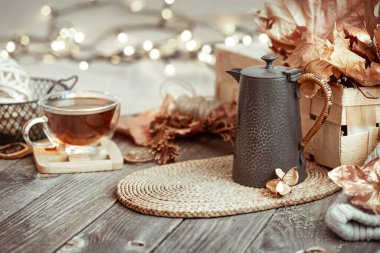 Hayatın sonbahar kompozisyonu çay ile. Sonbahar, arka plan, şükran günü..